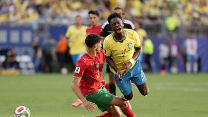 Bild: Adam Hunger/AP/dpa
Traf sehenswert, musste aber auch einstecken: Brasiliens Vinícius Júnior (r.).