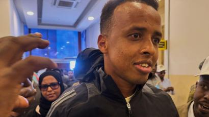 Bild: Farah Abdi Warsameh/AP/dpa
Schiedsrichter Omar Artan wurde nach seiner Rückkehr nach Somalia gefeiert. (Archivbild)