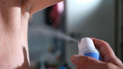 Bild: Bernd Weißbrod/dpa
Die Achsel muss safe sein: Ein Mann sprüht Deodorant auf seine Achselhöhle. (Symbolbild)