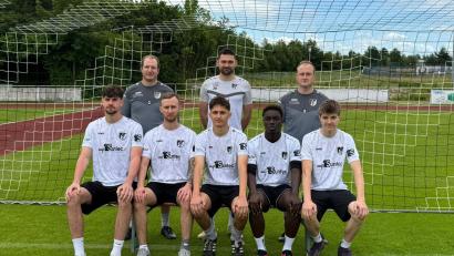 Bild: mr
Schwarzenfelds Trainer Mathias Meßmann (rechts hinten) und Co-Trainer Tom Bayerl (links hinten) begrüßen die Neuzugänge (vorne von links) Roko Prstec, Marius Hinkel, Fabian Keckstein, Allioune Fall und Kevin Meierhofer. Max Ferstl (Mitte hinten) trainiert künftig die "Zweite".