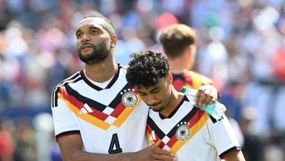 Bild: Federico Gambarini/dpa
Bald auch im Verein Teamkollegen? Jonathan Tah (l) und der offenbar vom FC Bayern umworbene Nathaniel Brown. (Archivbild)