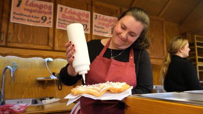 Bild: Gerd Spies
Lángos, die ungarische Spezialität aus Hefe-Kartoffelteig, gab es auf dem Marktplatz im Angebot.