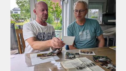 Bild: pz
Vier Jahrzehnte sind seit der Gründung der Waldsassener Blechbläser vergangen. Klaus Schicker und Armin Scharnagl (von links, beim Betrachten von Fotos aus früheren Zeiten) sind von Anfang an dabei.