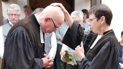 Bild: Norbert Weis
Symbolischer Höhepunkt der Verabschiedung des evangelischen Pfarrers in Illschwang: Dekanin Ulrike Dittmar legt Thomas Schertel die Hand auf – als Dank für den geleisteten Dienst, aber auch als Gottes Segen für den neuen Lebensabschnitt