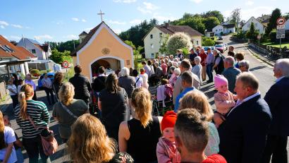 Bild: Christine Löffler 
Beim Einweihungs-Gottesdienst der Hofmann-Kapelle, die nun dem Heiligen Antonius geweiht ist. Rechts vorne am Bildrand der Künstler Hans-Georg Hierl, daneben die Familie des Eigentümers, Anton Hofmann.