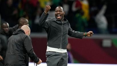Bild: Themba Hadebe/AP/dpa
Pape Thiaw und seine Senegalesen sind heiß auf das Duell mit Frankreich. (Archivbild)