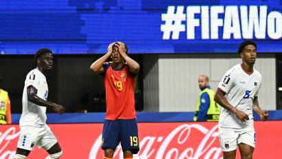 Bild: Ju Huanzong/XinHua/dpa
Nicht zu glauben: Auch Lamine Yamal verzweifelt bei Spaniens WM-Auftakt gegen Kap Verde.