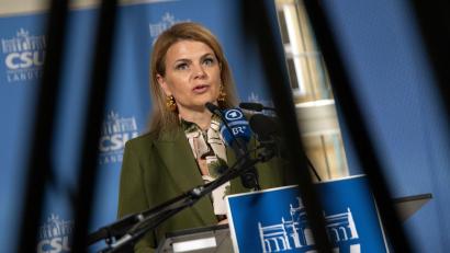 Bild: Pia Bayer/dpa
Die Pflegebevollmächtigte Katrin Staffler meint, „mit Klein-Klein“ komme man angesichts der Pflege-Herausforderungen nicht weiter. (Archivbild)