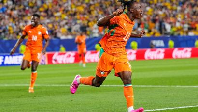Bild: Petr David Josek/AP/dpa
Deutschlands nächster WM-Gegner Elfenbeinküste bejubelt einen Sieg gegen Ecuador.