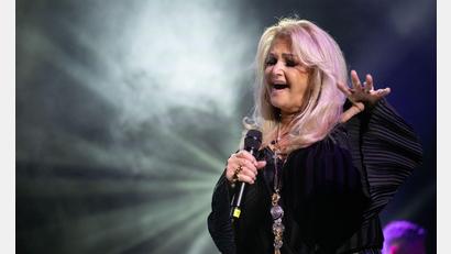 Bild: Sebastian Gollnow/dpa
Pop-Ikone Bonnie Tyler ist in Portugal aus dem künstlichen Koma aufgeweckt worden, braucht für die Genesung aber mehr Zeit als gedacht. (Archivbild)