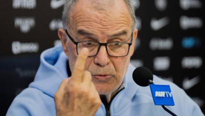 Bild: Matilde Campodonico/AP/dpa
Trainer Marcelo Bielsa und die Fußball-Nationalmannschaft von Uruguay kamen mit Verspätung in Miami an. (Archivbild)