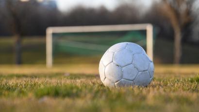Bild: Tobias Hase/dpa
Streitende Eltern führten zu einem Polizeieinsatz bei einem Fußballspiel. (Symbolbild)