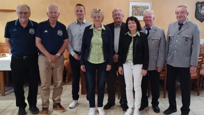 Bild: Monika Eckl
Jubilar Franz Fenzl (Vierter von rechts) mit einigen seiner Geburtstagsgäste (von links), Josef Schimmer, Herbert Stöckl (FC), Bürgermeister Martin Josef Bauer, Hildegard Mutzbauer (GOV), Anita Zeitler (GOV), Karl Ries und Hans Zeitler (SKK).