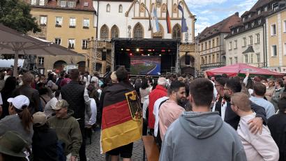 Bild: Lukas Büchold
Die deutsche Nationalmannschaft feiert einen fulminanten 7:1-Sieg gegen Curaçao zum WM-Auftakt, bejubelt von begeisterten Fans in Amberg.