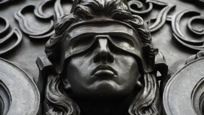 Symbolbild: Sonja Wurtscheid/dpa
Eine Figur der blinden Justitia, der Symbolfigur der Justiz. Die hatte es in Amberg mit einem Gewalttäter zu tun, der betrunken einen Mann angegriffen hat. Warum? Das blieb auch im Prozess unklar.