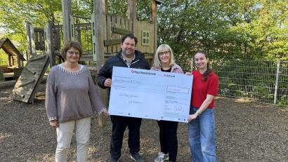 Bild: Frederik Strobl
Die Amberger Käfer-Apotheken spenden das bei der "Käfer-Prämien-Aktion" gesammelte Geld an den Kindergarten St. Martin. In diesem Jahr kamen 2000 Euro zusammen.