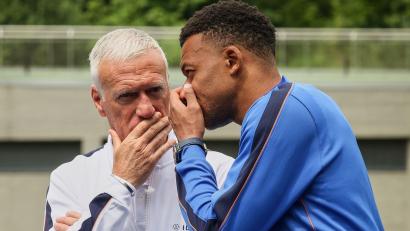 Bild: Thomas Padilla/Pool AP/AP/dpa
Didier Deschamps (l.) und Kylian Mbappé im Training der Franzosen. (Archivbild)
