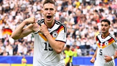 Bild: Tom Weller/dpa
Deutschland lässt die Muskeln spielen, Nico Schlotterbecks Jubel nach seinem Kopfballtor.