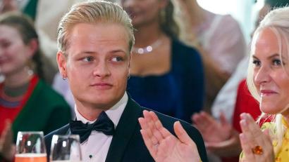 Bild: Lise Aserud/NTB/dpa
Dürfen sich seit geraumer Zeit fast nur im Gefängnis sehen: Marius Borg Høiby und Mama Mette-Marit. (Archivbild)