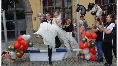 Bild: Elisabeth Dobmayer
Bei der standesamtlichen Hochzeit von Liesa Federl und Timmy Joe Schlesinger spielten Tiere natürlich eine große Rolle. Über den Pferdeparcours nahm Timmy Joe seine Braut einfach in den Arm.