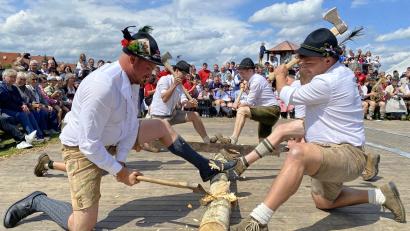 Bild: Raphael Haubelt
Wenn Holzhackerbuam tanzen können, können Tänzer auch mal Holzhacken – als Einlage im gleichnamigen Paradestück bei der Diendorfer Kirwa.