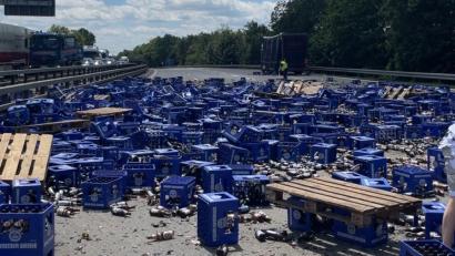 Bild: Polizei Regensburg
Ein Lkw hat am Autobahnkreuz Regensburg Richtung München eine Vielzahl von Bierkästen verloren.