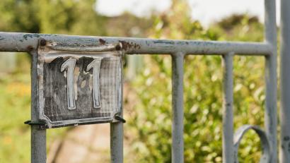 Symbolbild: AdobeStock/fefufoto
hausnummer, schild, zahl, ziffer, nummer, 11, elf, tor, pforte, gartentor, gartenpforte, alt, verbogen, blass, hässlich, verblasst, verblassen, schrott, schrottig, gammelig, kaputt, viereckig, viereck