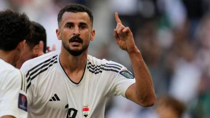 Bild: Aijaz Rahi/AP/dpa
Der irakische Fußballprofi Aymen Hussein musste in seinem Leben viele Schicksalsschläge überwinden. (Archivbild)
