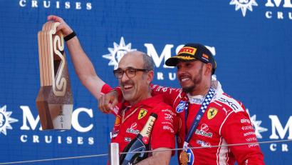 Bild: David Davies/PA Wire/dpa
Lewis Hamilton (r) und sein Renningenieur Carlo Santo haben den Ferrari-Aufschwung organisiert.