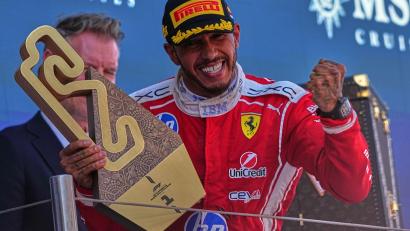 Bild: Fatima Shbair/AP/dpa
Lewis Hamilton feiert seinen ersten Sieg im Ferrari.