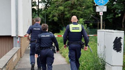 Bild: Ralf Hettler/dpa
Nach dem Fund der Frau hatten Polizisten schon am Sonntag erste Zeugen befragt. (Archivbild)