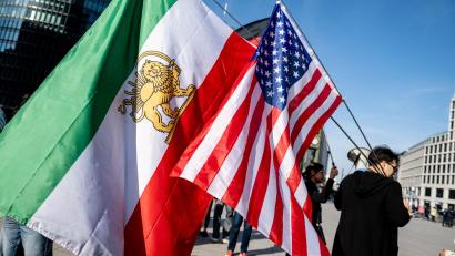 Bild: Fabian Sommer/dpa
Die historische Iran-Flagge mit dem Löwen und der Sonne ist im WM-Stadion in Los Angeles verboten. (Archivbild)