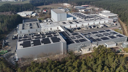 Bild: Stahlgruber
Die PV-Module sind überall verteilt auf den Dächern des Stahlgruber-Logistikzentrums. Die ganze Dachfläche konnte aber nicht genutzt werden – es wäre zu viel Gewicht.