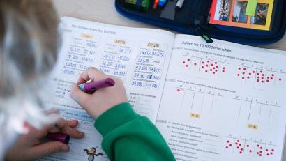 Bild: Bernd Weißbrod/dpa
Lernen ist für einige Kinder in der Schule gar nicht so einfach. (Symbolbild)