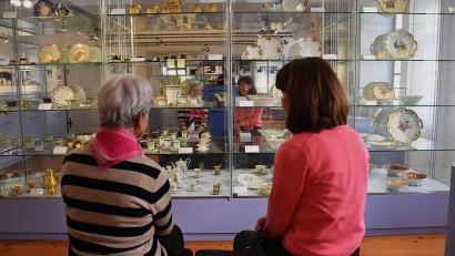 Bild: Ulla Britta Baumer
Der Förderverein Porzellan- und Kachelmuseum Tirschenreuth betreut im Museumsquartier Tirschenreuth eine eigene Porzellanabteilung. Aus dem großen Fundus des Vereins werden die schönsten Kaffeeservice extra für das Open-Air-Café am Samstag, 25. Juli, auf dem Marktplatz hergenommen und fein herausgeputzt.