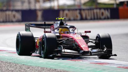 Bild: David Davies/PA Wire/dpa
Während hier Lewis Hamilton mit seinem Ferrari zum Sieg beim Grand Prix von Katalonien rast, sorgt das Amberger Unternehmen Sport Signage für die Werbung entlang der Strecke. Jetzt wurde Sport Signage von The Team übernommen.