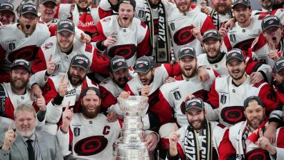 Bild: John Locher/AP/dpa
Die Hurricanes präsentierten sich als echtes Team.