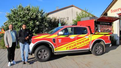 Bild: Johann Bauer
Als erste Feuerwehr im Landkreis Amberg-Sulzbach haben die Winbucher einen "GW-TS" bekommen, einen Feuerwehr-Pickup mit Tragkraftspritzen-Aufbau. Darüber freuen sich Bürgermeister Daniel Sandner (links) und Feuerwehr-Kommandant Paul Haas.