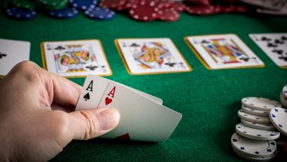 Symbolbild: Jayson - stock.adobe.com
Ein Poker-Spieler beim "Texas Hold 'em" hat zwei Asse in der Hand. Solche Pokerrunden waren jetzt Thema beim Amberger Amtsgericht - ein Fall von verbotenem Glücksspiel.
