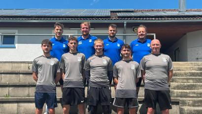Bild: SV Schwarzhofen
Die Neuzugänge und sportlich Verantwortlichen des SV Schwarzhofen: (hintere Reihe von links): Co-Spielertrainer Manuel Zäch, die Sportlichen Leiter Mathias Biebl und Stephan Bauer sowie Trainer Adi Götz; (vordere Reihe von links): Moritz Auburger, Unmut Demirtas, Max Wissmann, Felix Auburger und Torwart-Trainer Markus Schubert.