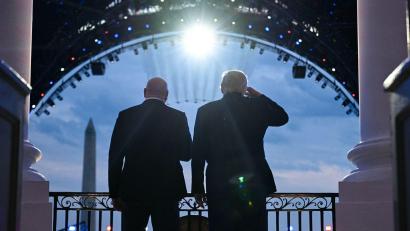 Bild: Saul Loeb/Pool AFP via AP/dpa
UFC-Boss Dana White und US-Präsident Donald Trump verfolgen den Jet-Überflug Seite an Seite vom Weißen Haus aus.