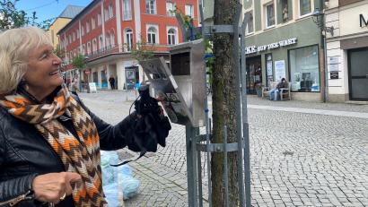Archivbild: Schönhofen
Karin Meixner-Nentwig, Ambergs oberste "Kppenjägerin" entleerte die von ihr ins Leben gerufenen Aschenbecher selbst mehrmals die Woche. Doch jetzt sind der Behälter weg.