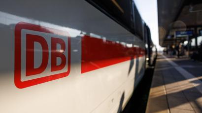 Bild: Daniel Karmann/dpa
Der ICE war laut Bundespolizei mit etwa Tempo 100 unterwegs, als der Zug den Mann erfasste. (Symbolbild)