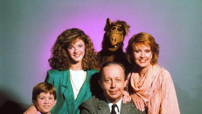 Bild: United Archives/KPA/dpa
Als Kate Tanner (ganz rechts) in der US-Sitcom Alf wurde Anne Schedeen berühmt. (Archivbild)