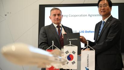 Bild: Wolf von Dewitz/dpa
Rheinmetall-Manager Oliver Dürr und der südkoreanische Manager Ickhyun Shin nach der Unterschrift der Vereinbarung bei der Eurosatory.