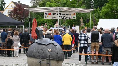 Bild: Kerstin Kiener
Mit einem beeindruckenden Gottesdienst direkt auf dem Dorfplatz startete das 20. Pirkerfest.