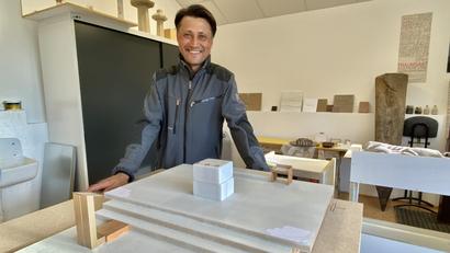 Bild: Claudia Völkl
Dominik Schleicher zeigt in seinem lichtdurchfluteten Wolfringer Atelier das Modell des neuen Altarraums der Weiherner Pfarrkirche.