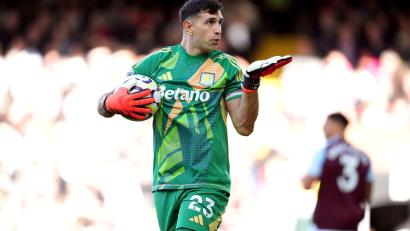 Bild: John Walton/PA Wire/dpa
Der Einsatz von Argentiniens Torwart Emiliano Martínez gegen Algerien ist noch offen. (Archivfoto)