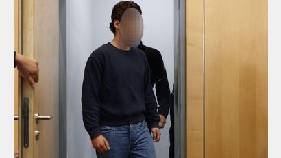 Bild: Rolf Vennenbernd/dpa
Der Angeklagte betritt den Gerichtssaal.
