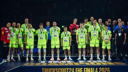Bild: Marius Becker/dpa
Enttäuschte Handballer der Füchse Berlin nach der zweiten Silbermedaille in der Champions League in Folge.